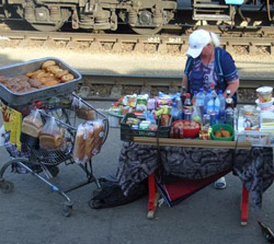 Vendita ambulante alle fermate del treno Transiberiano