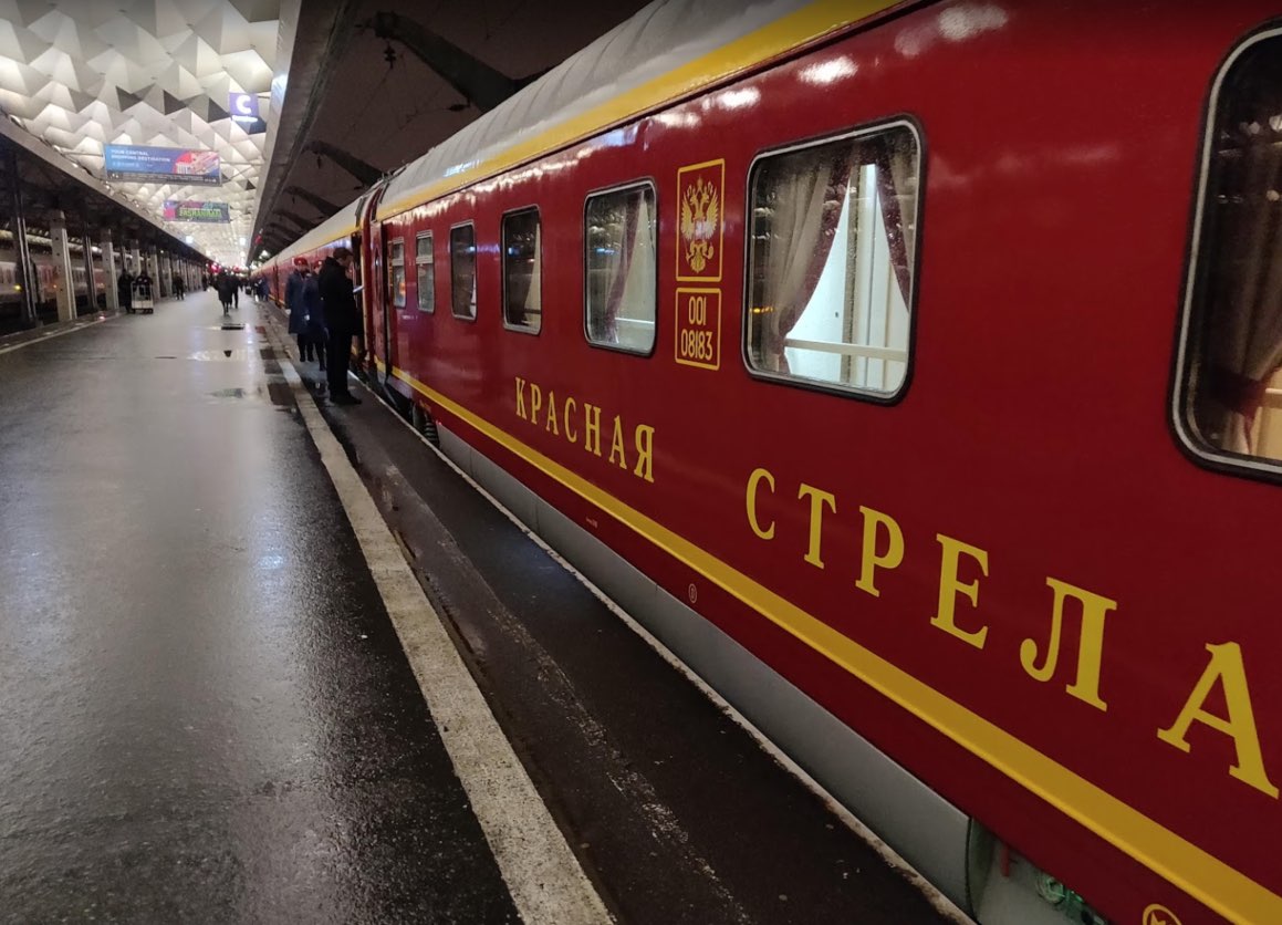 Treno Freccia Rossa alla stazione Moskovsky di San Pietroburgo