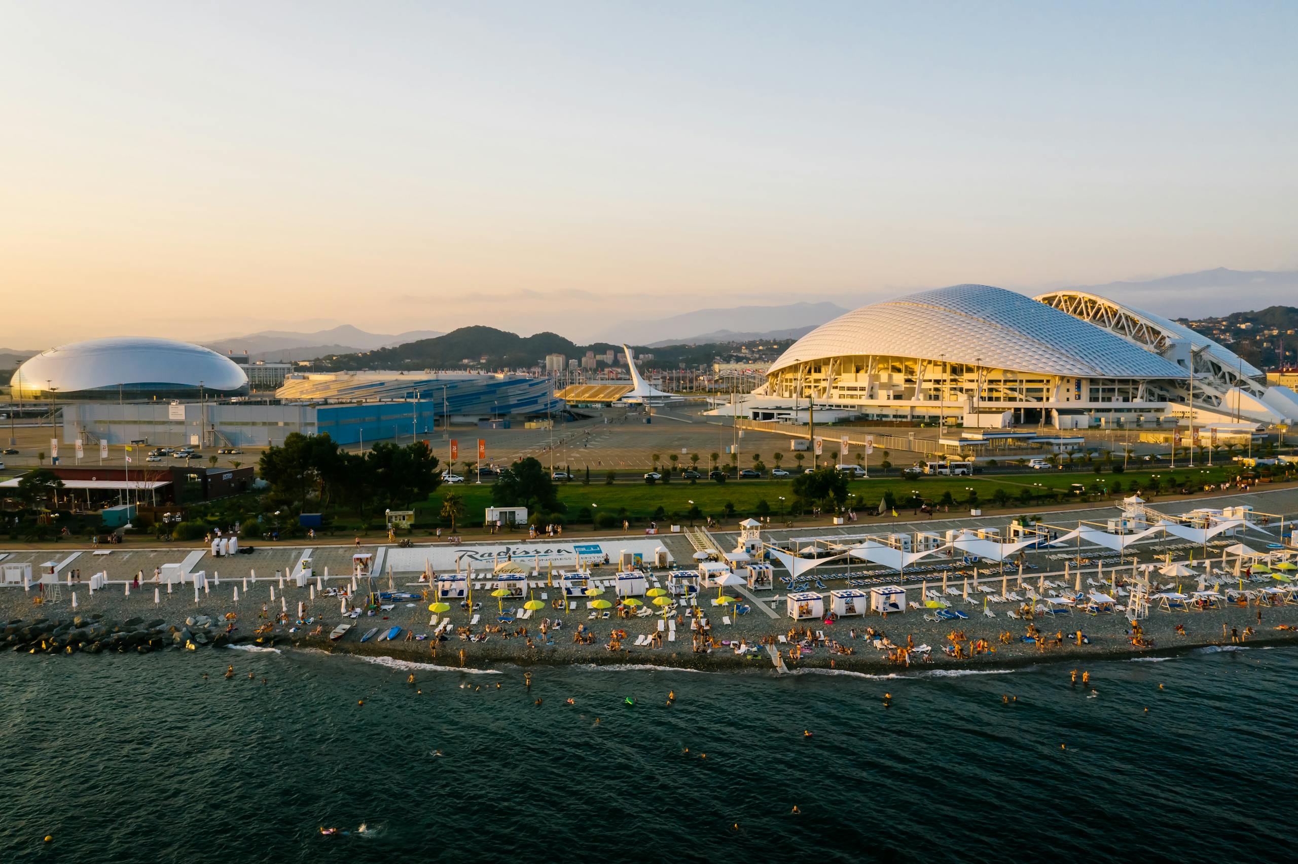 Vista aerea del Parco Olimpico di Sochi e della spiaggia ad Adler