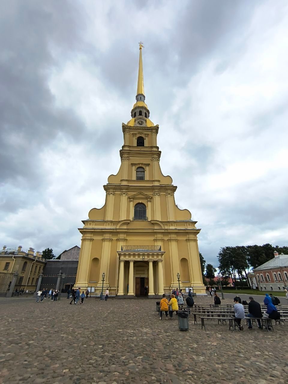 La Cattedrale dei Santi Pietro e Paolo con la guglia dorata all'interno della fortezza di San Pietroburgo
