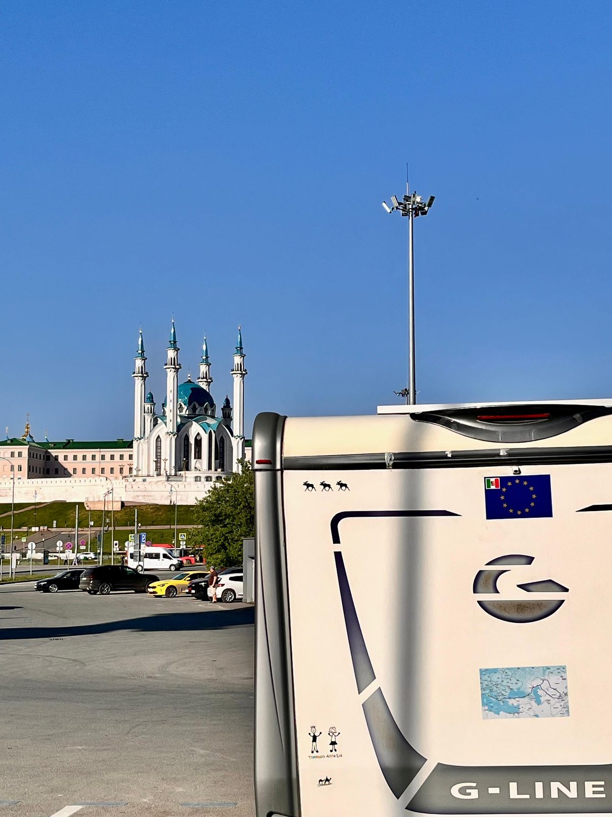 Motorhome italiano parcheggiato con vista sulla moschea Qol Sharif e il Cremlino di Kazan