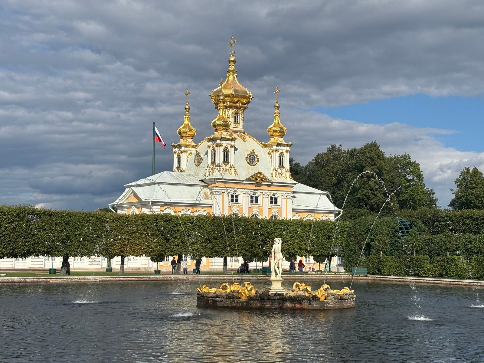 Le cupole dorate della chiesa del Gran Palazzo di Peterhof viste dal Giardino Superiore con una fontana