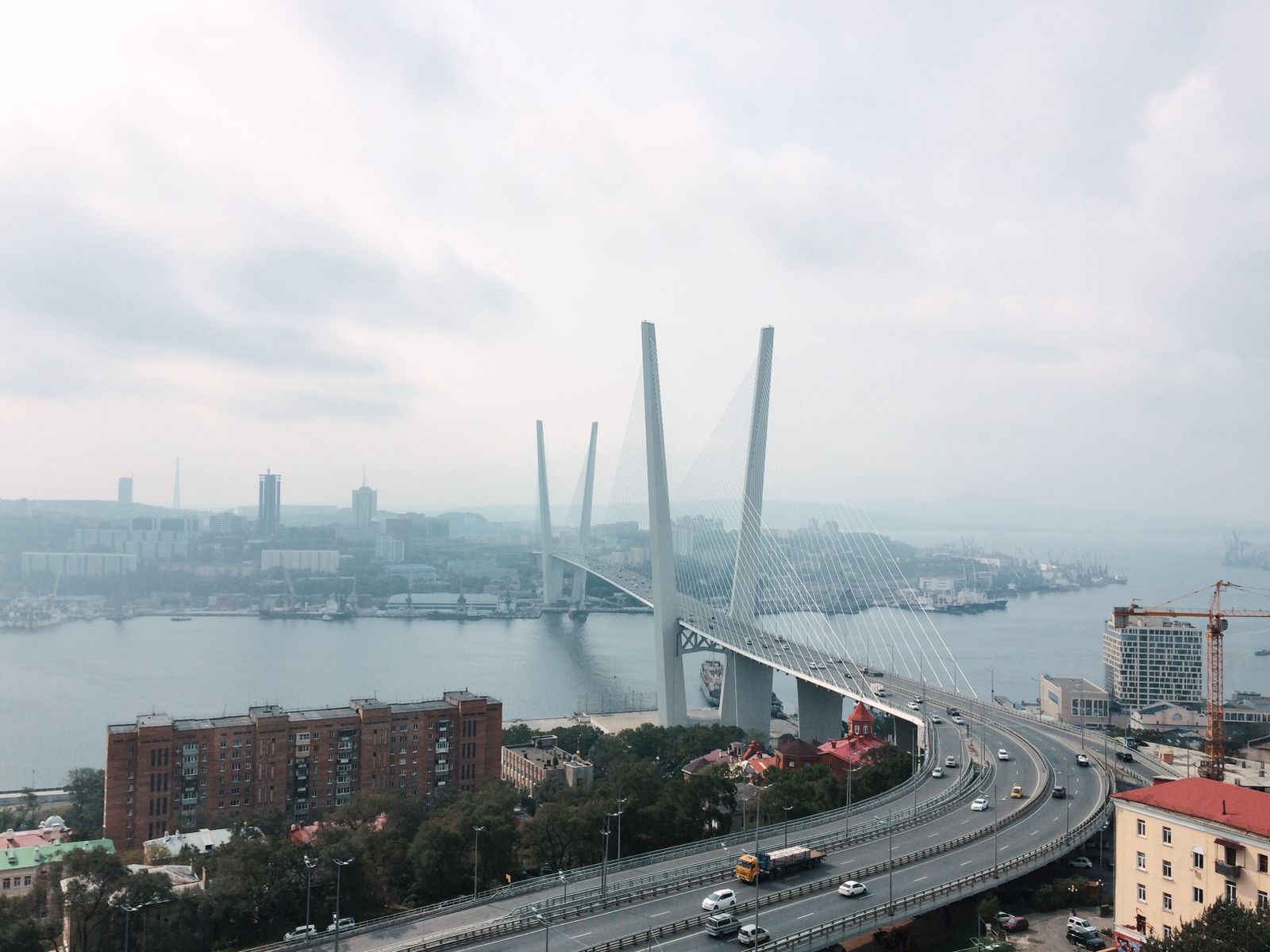 Vista aerea del Ponte d'Oro di Vladivostok sulla baia del Corno d'Oro