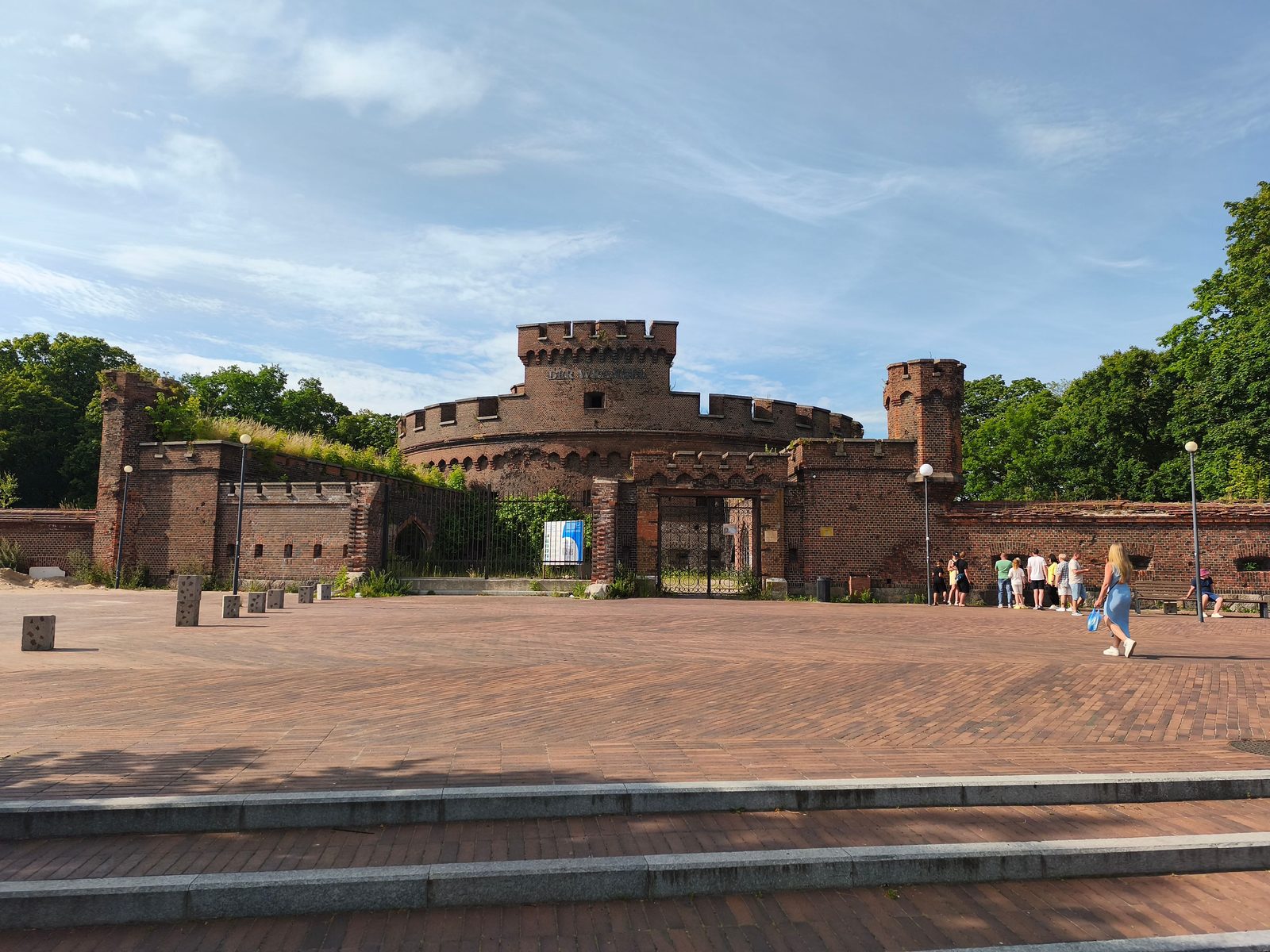Antica porta fortificata in mattoni rossi a Kaliningrad