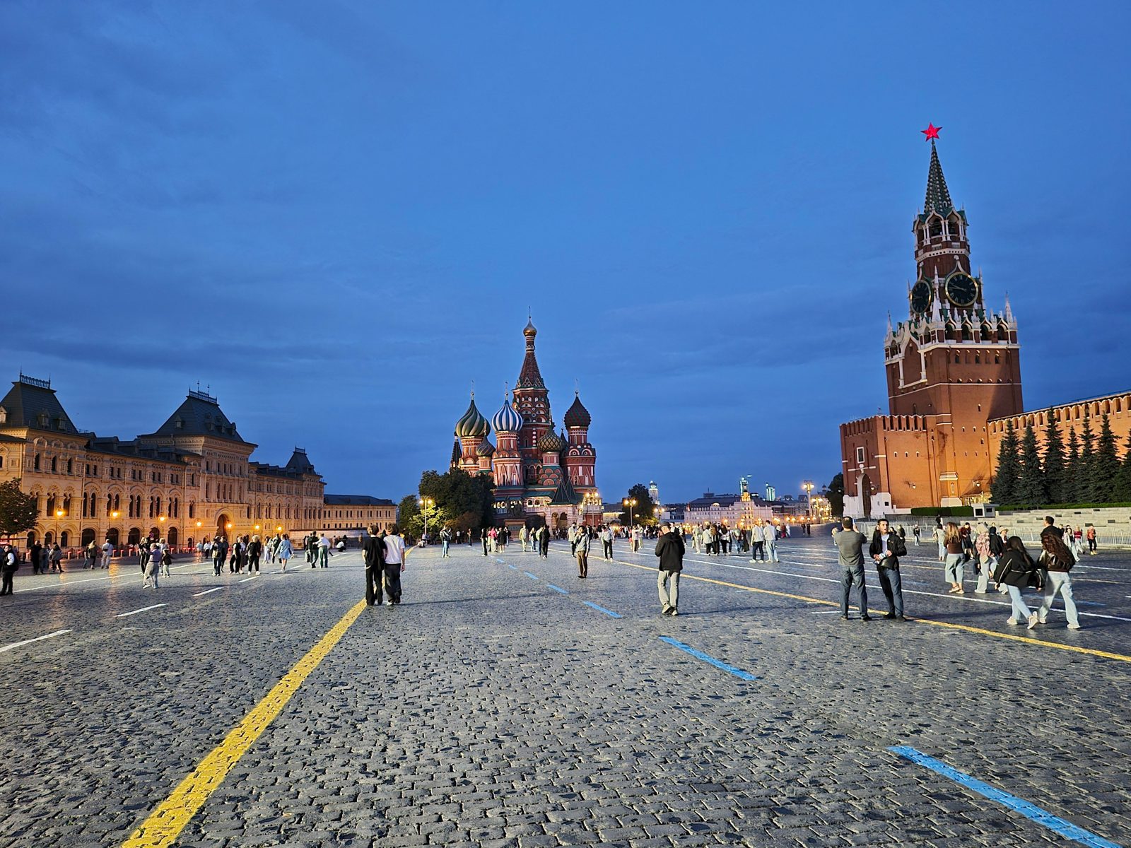 La Piazza Rossa di Mosca al tramonto, con il GUM, la cattedrale di San Basilio e la torre Spasskaya