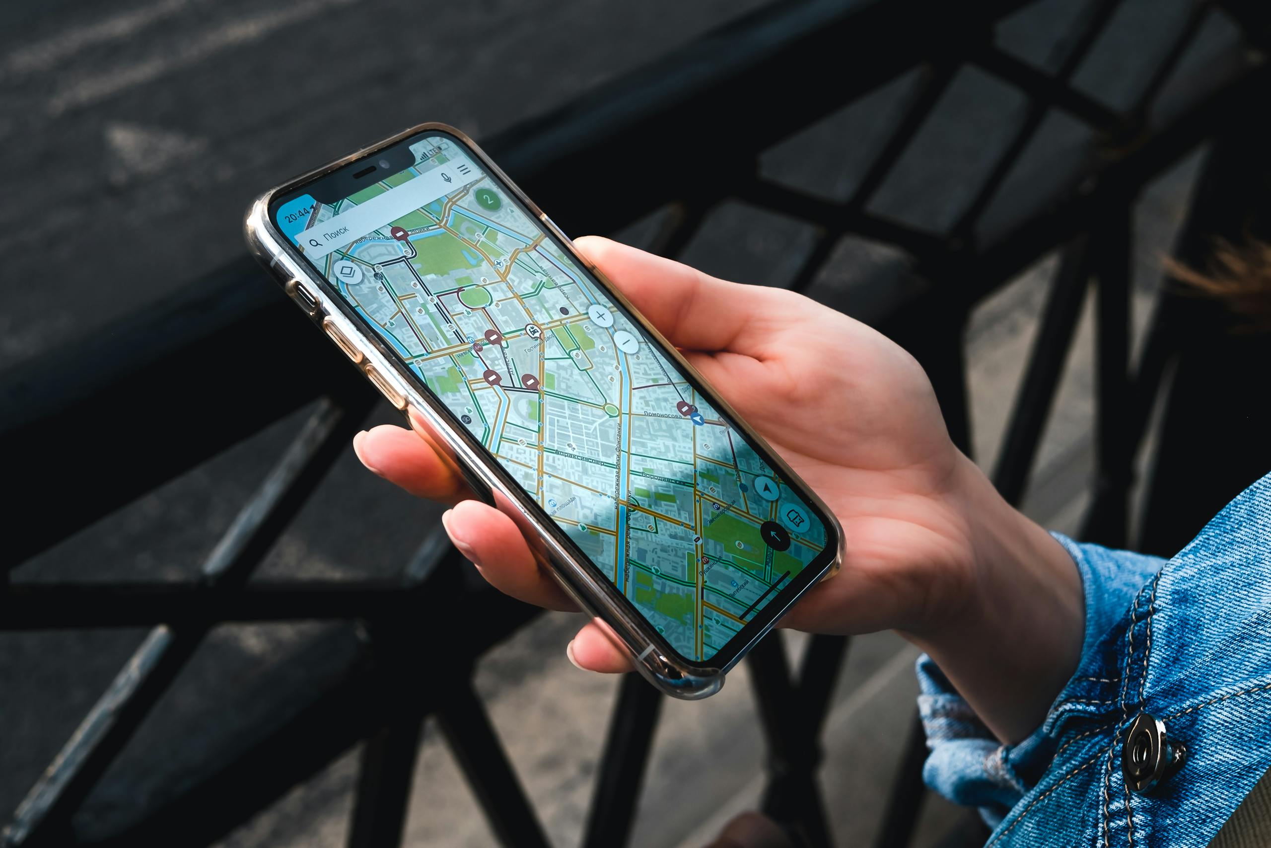 Smartphone con un'app di mappe per orientarsi in Russia