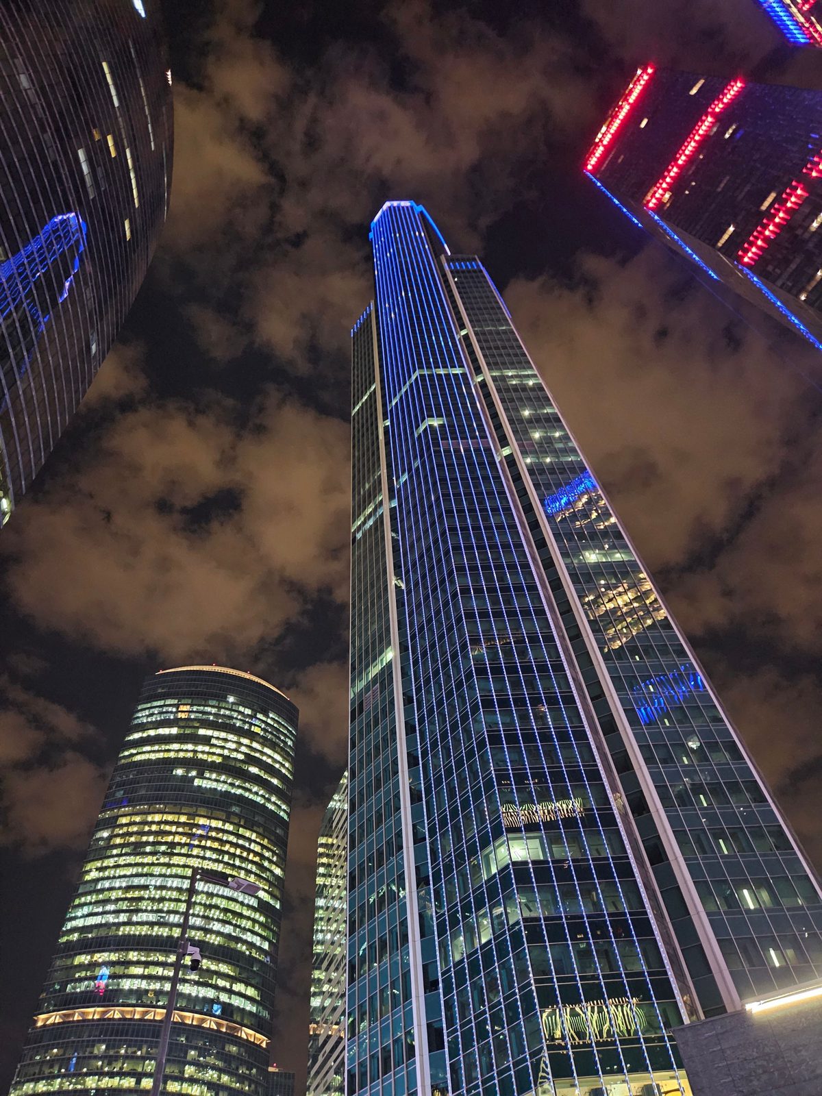 I grattacieli illuminati di Moscow City visti dal basso di notte