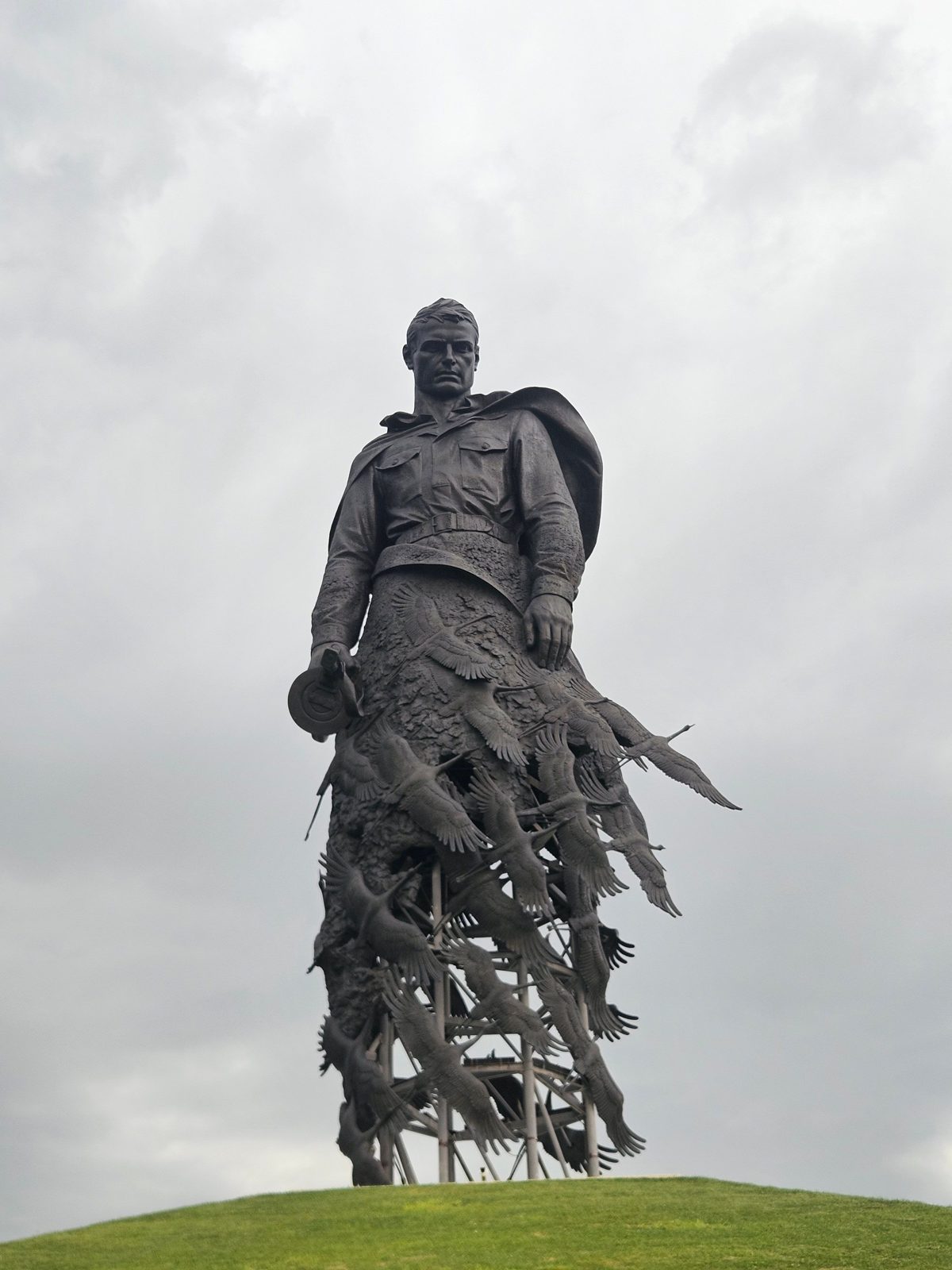 La statua del soldato sovietico con le gru del memoriale di Rzhev