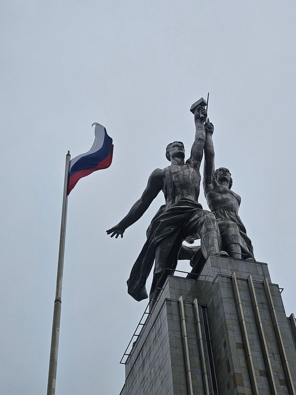 Il monumento dell'Operaio e la Kolchoziana a Mosca con la bandiera russa