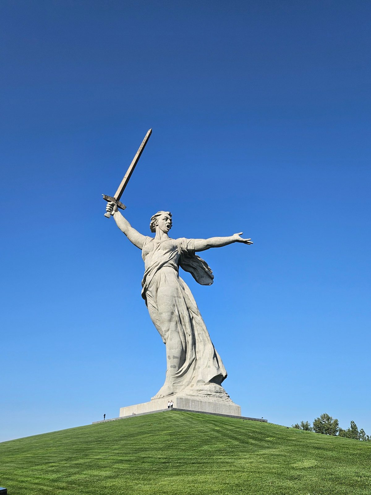 La statua della Madre Patria chiama sul Mamaev Kurgan di Volgograd contro il cielo blu
