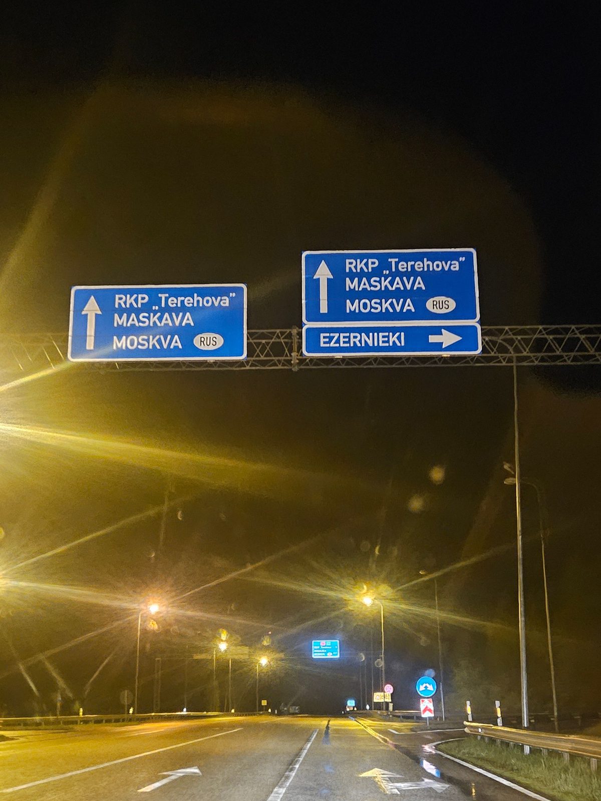 Cartelli stradali di notte in Lettonia verso il valico di Terehova e Mosca