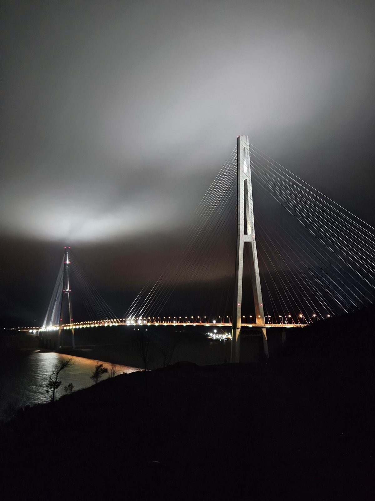 Il ponte strallato Russky di Vladivostok illuminato di notte