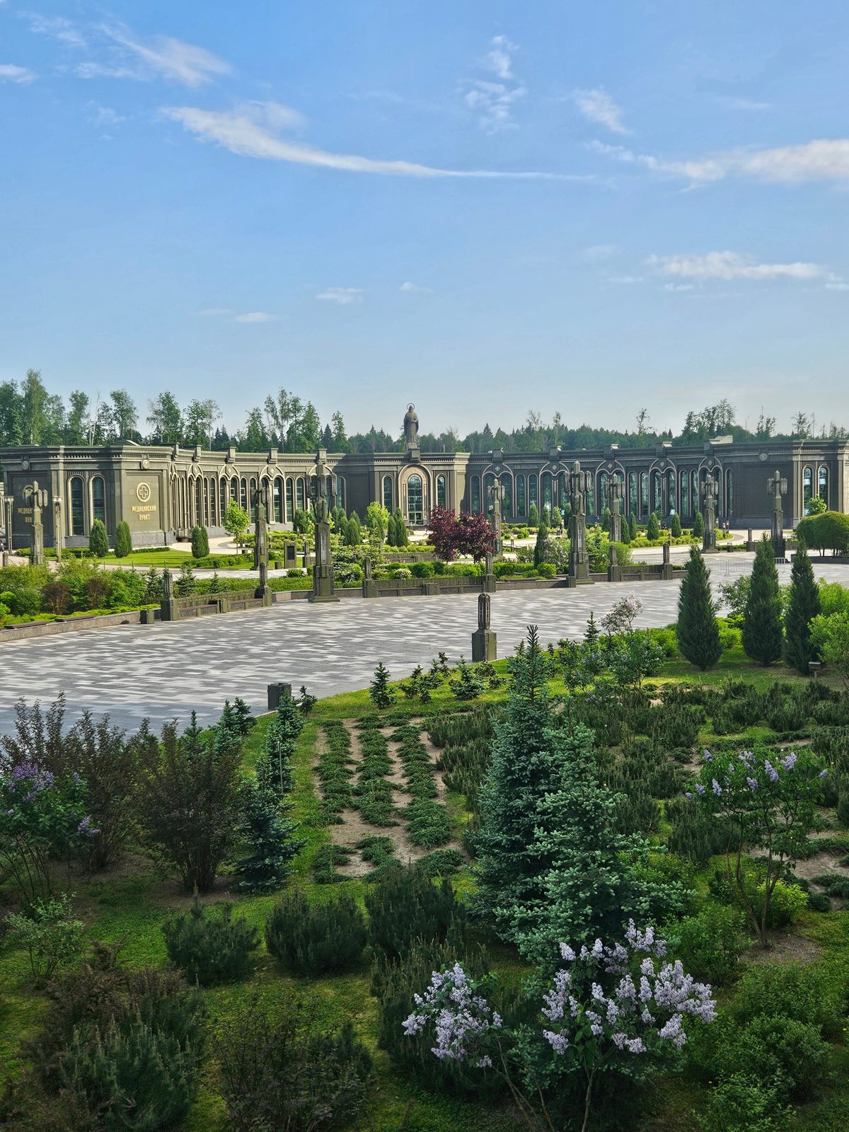I giardini e la galleria del complesso del parco Patriot vicino a Mosca