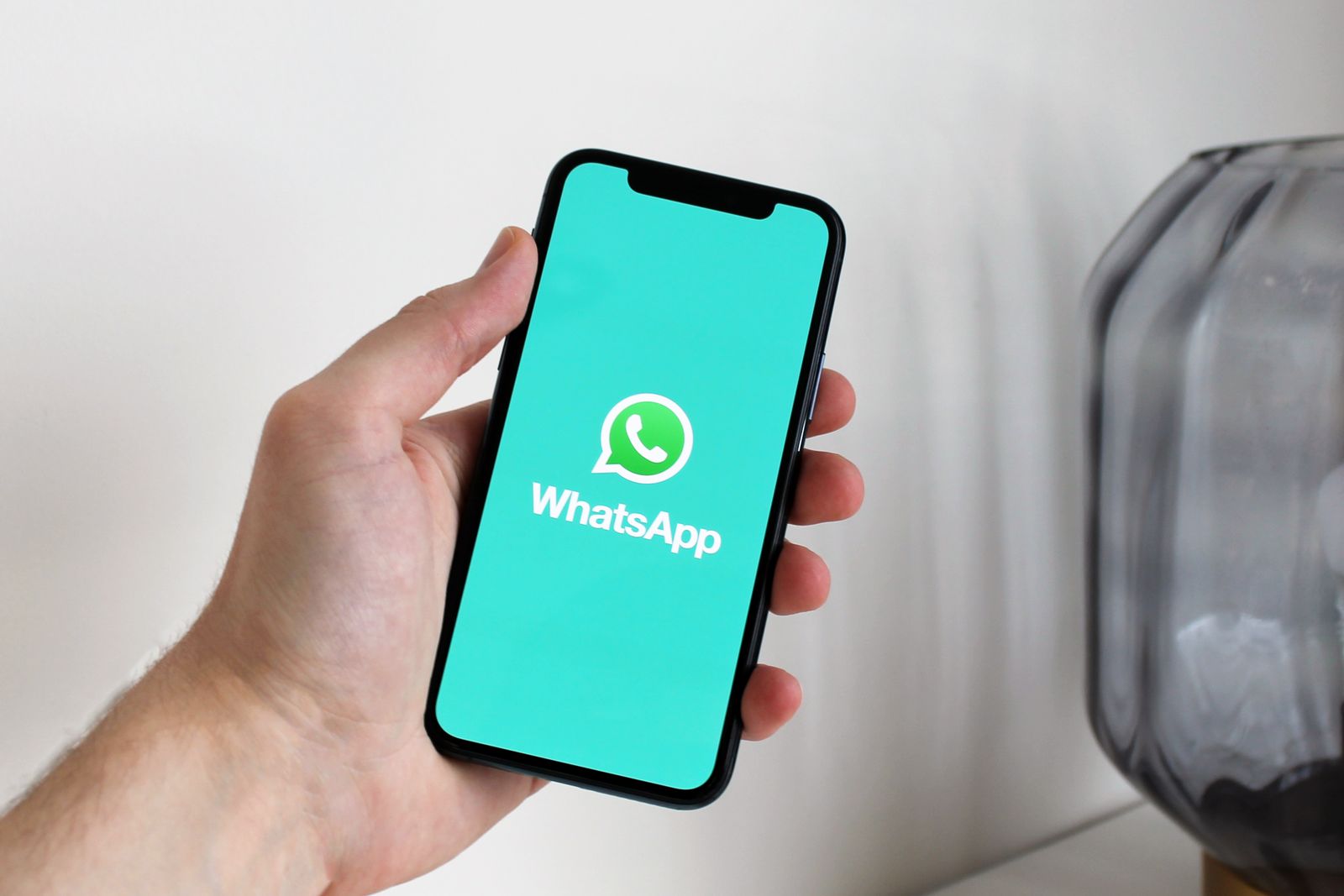 Smartphone con WhatsApp aperto: cosa funziona in Russia nel 2026