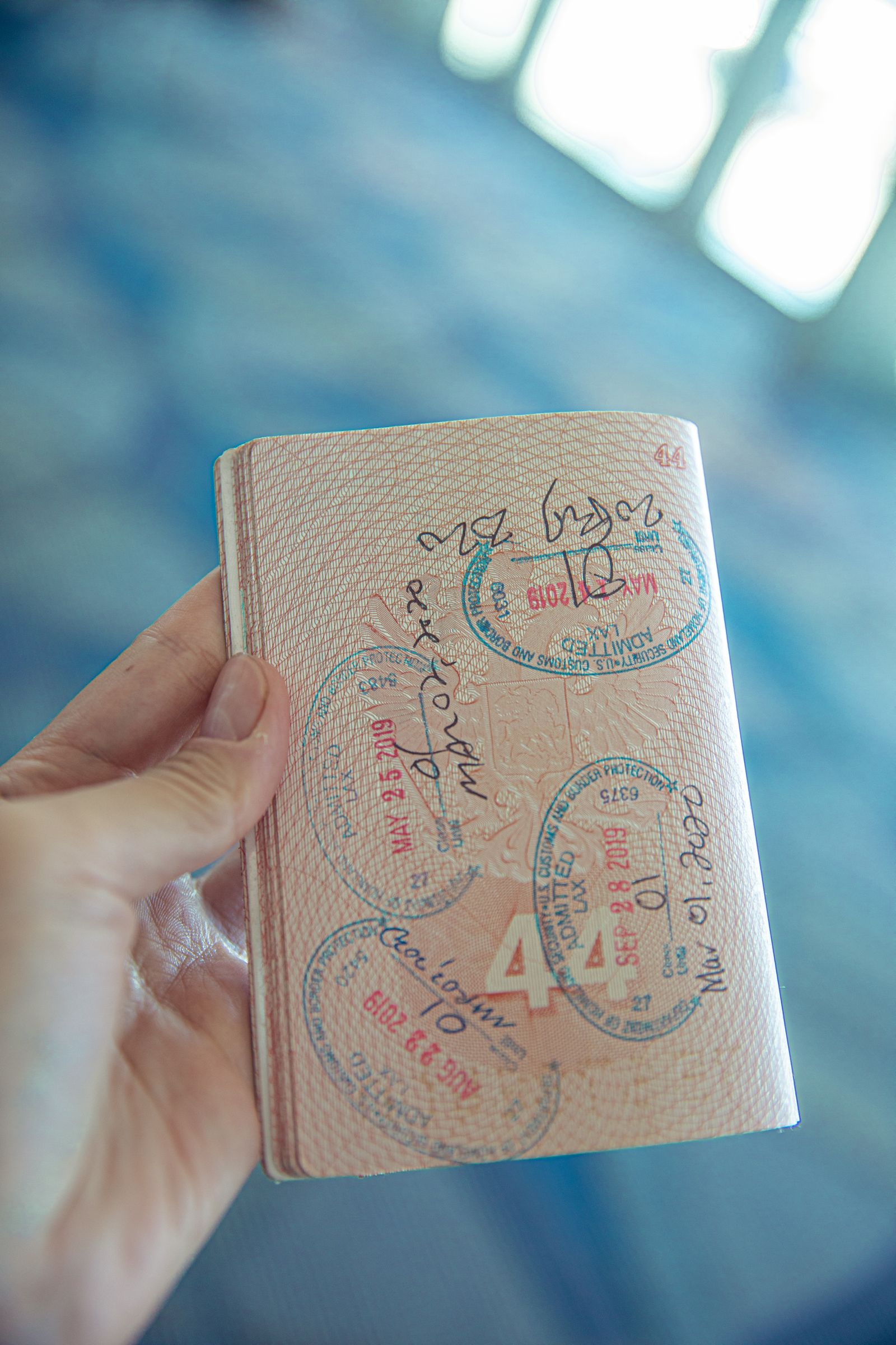 Mano che tiene un passaporto aperto con timbri, come al controllo passaporti entrando in Russia