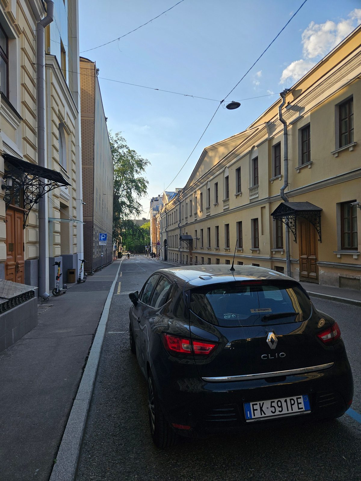La Renault Clio nera con targa italiana parcheggiata in una strada del centro di Mosca