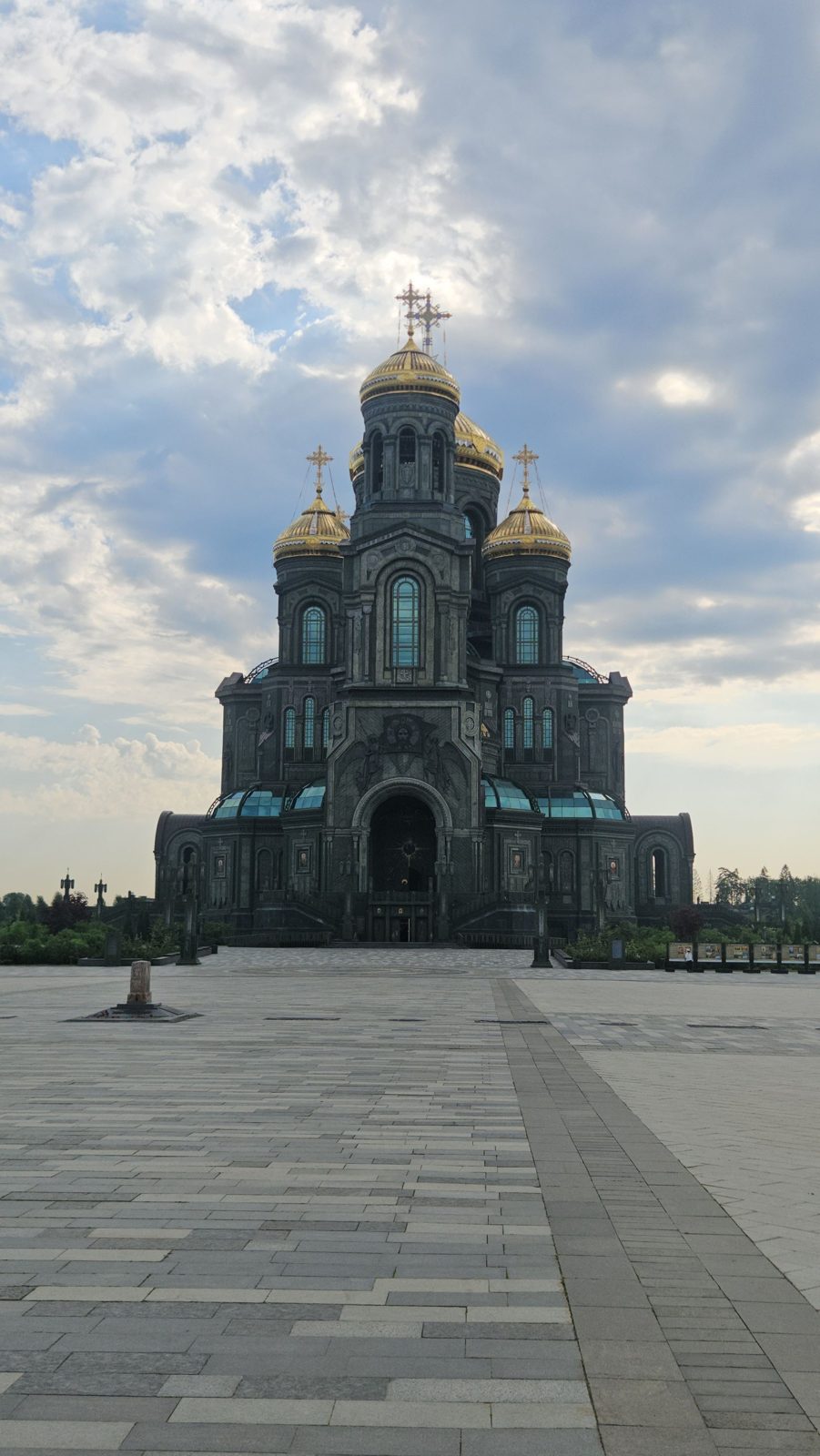 La cattedrale principale delle Forze Armate russe, scura con cupole dorate, al parco Patriot
