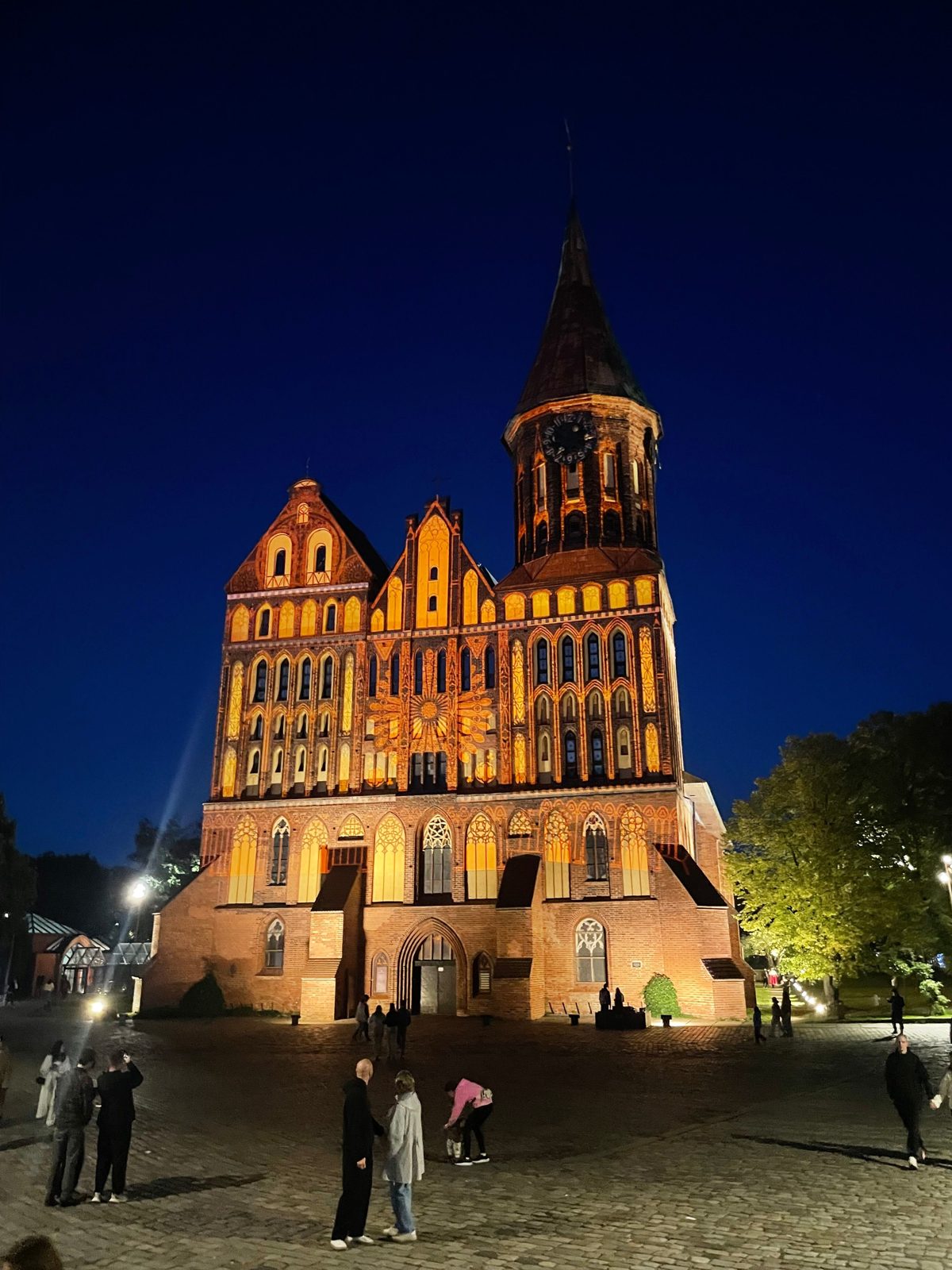 La cattedrale di Kaliningrad illuminata di notte sull'isola di Kant